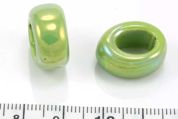 Keramikperle grøn ca. 9x7,5 mm 